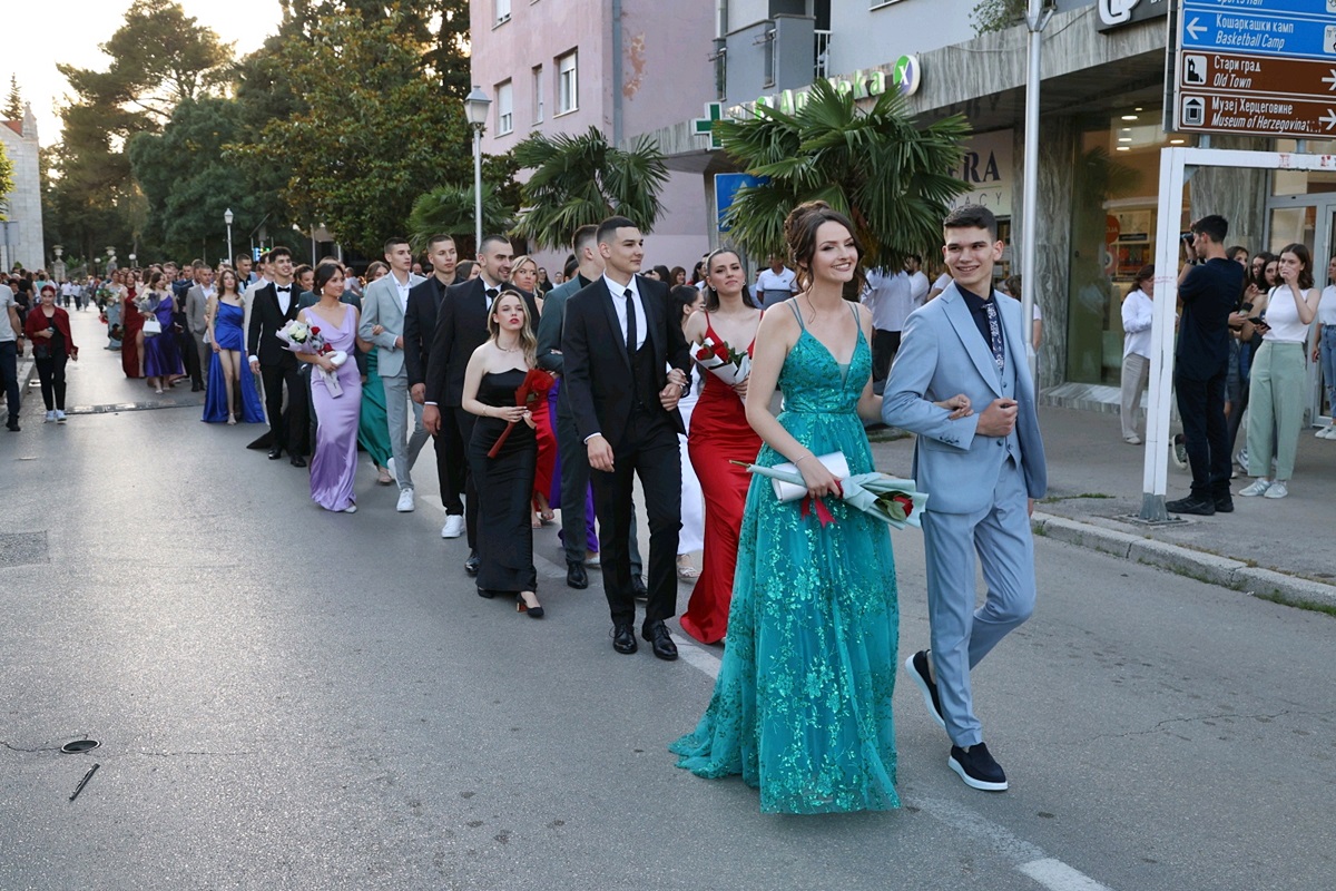 Maturanti Gimnazije u svečanom defileu Trebinjem - Padrino Vijesti